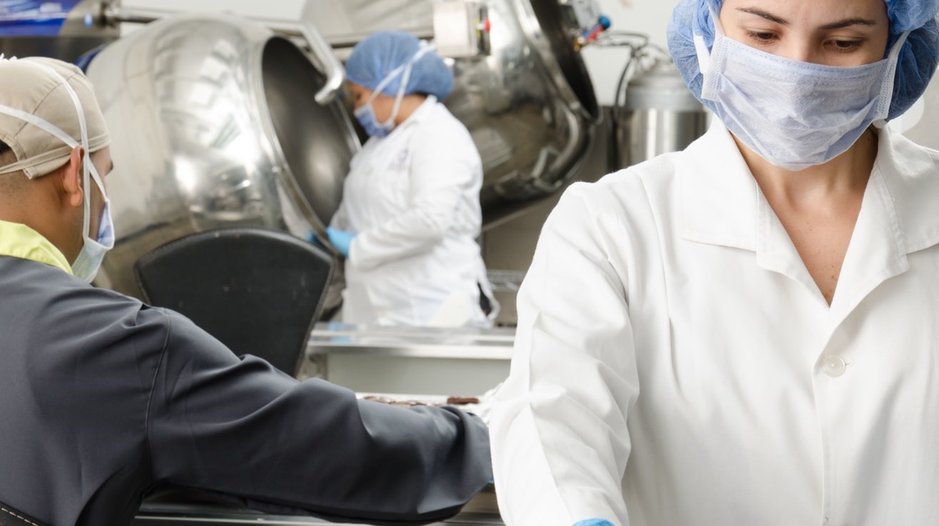 DiCopper Chile: el emprendimiento que fabrica textiles con nanopartículas de cobre para el personal médico.